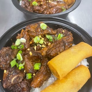 Rice Bowl 1/Pork Adobo, 2 Lumpia, Canned Soda